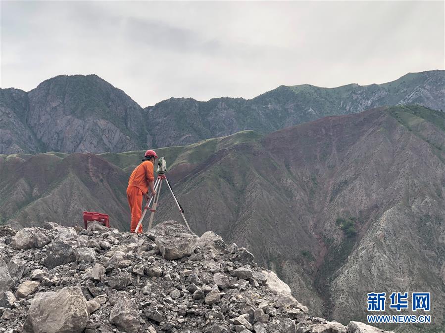 (習(xí)近平出訪配合稿·圖文互動)(7)通訊:雪山腳下有條“中國路”