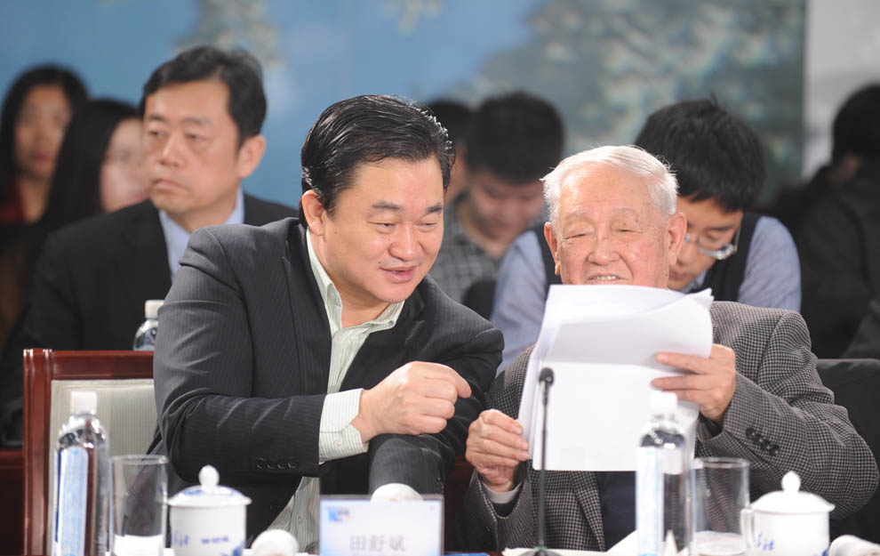 新華網(wǎng)董事長(zhǎng)、總裁田舒斌與軍事科學(xué)院原副院長(zhǎng)糜振玉在現(xiàn)場(chǎng)交流