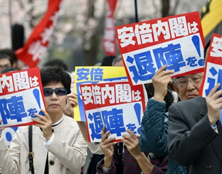 麻煩重重 安倍難逃“森友劫”？